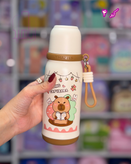 بطری آب کودک طرح کاپیبارا استیل ۳۱۶ نینوش و آساننوش با درب لیوانی